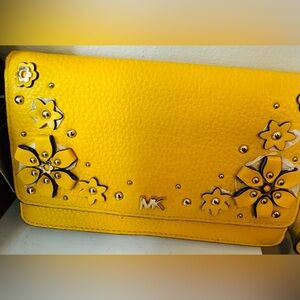 MICHAEL KORS -Floral Embellished Pebbled Leather Convertible Phone Crossbody Bag